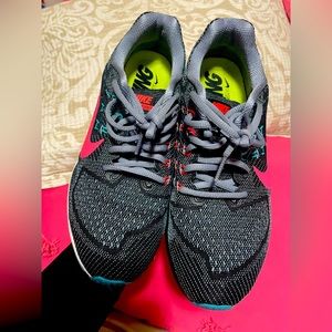 Nike dynamic support sneakers